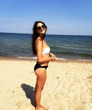 Brunette Smiling Porn Pic