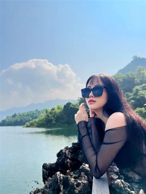 Hot girl làng game vén áo khoe thân hình đồng hồ cát