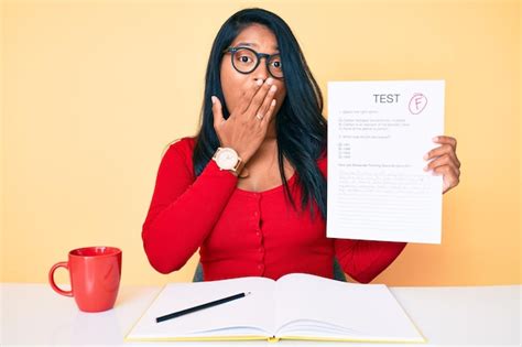 Bela Jovem Latina Cabelos Longos Mostrando Um Exame Reprovado Cobrindo A Boca A M O