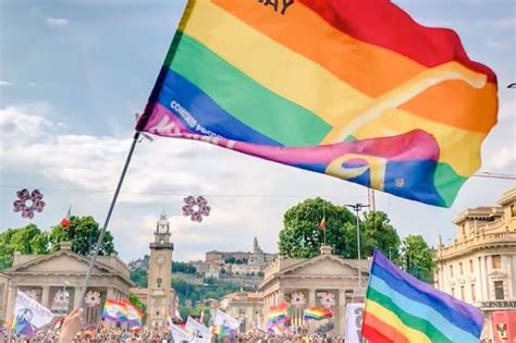 Bergamo Pride In Migliaia Per Il Primo Corteo Rainbow Del 2018 Gay It