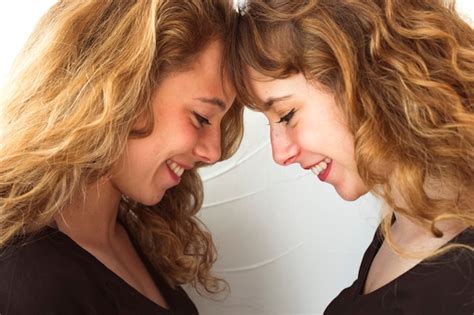 Souriante Blonde Jeune Soeur Touchant Leur Front Photo Gratuite