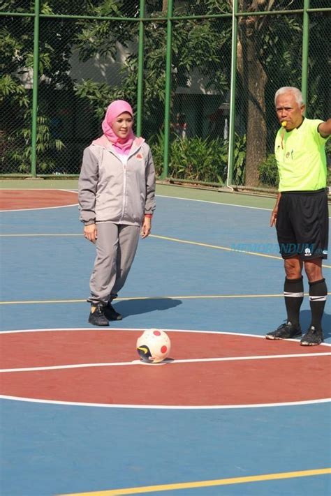 Tendangan Bola Pertama Kajati Jatim Tandai Pembukaan Turnamen Futsal