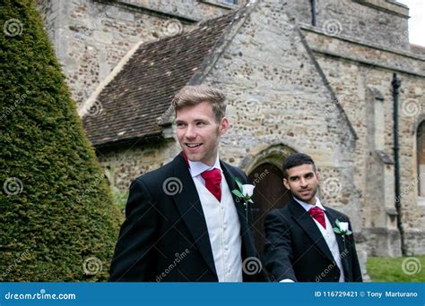 Le Nozze Gay Sposi Lasciano La Chiesa Del Villaggio Dopo Il Matrimonio Con I Sorrisi E Tenersi
