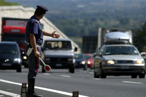 Giovane Semina Il Panico Sulla A Guidava A Km H Drogato E Senza