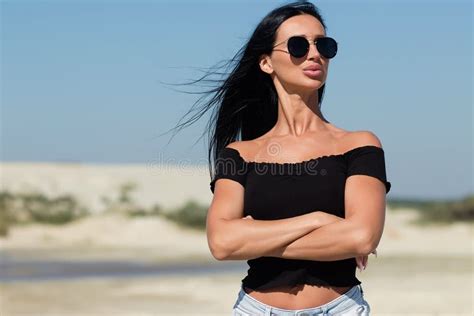 Magnifique Femme En Bikini Relaxant Sur La Plage Image Stock Image Du Brune Nature