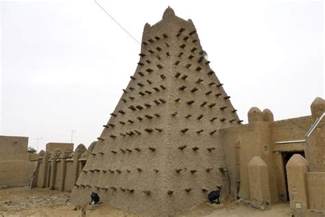 Timbuktu Mali Islamists Wreck Tombs At Sacred Djingareyber Mud Mosque