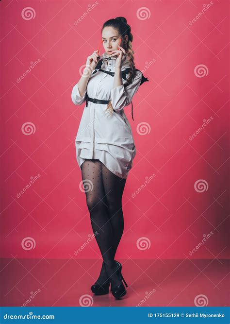 Brunette Sexy Girl De Fundo Rosa Imagem De Stock Imagem De Modelo Postura