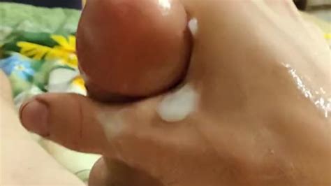 Русский спортивный парень дрочит член и обильно кончает Free Porn