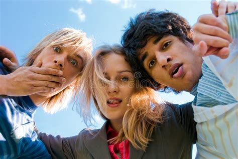 amici immagine stock immagine  allievi abbracci divertimento