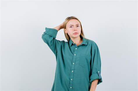 Jeune Femme Blonde Charmante Isolée Photo Gratuite