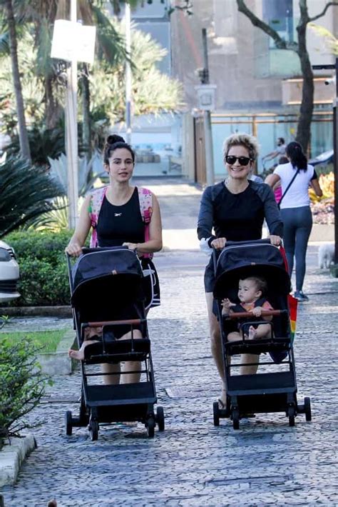 Nanda Costa E Lan Lanh Passeiam As Filhas G Meas Em Orla Da Praia