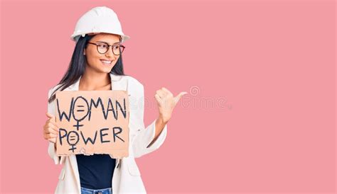 Joven Y Hermosa Latina Con Un Arquitecto Hardhat Sosteniendo Un Cartel De Poder De La Mujer