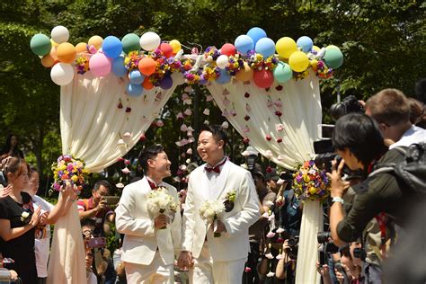 First In Asia Same Sex Couples Celebrate Marriage Registration In Taiwan GagaTai