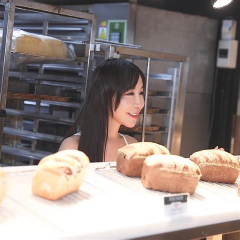 Hot girl diện váy xẻ ngực đứng bán bánh khiến dân tình suýt xoa Làm nghề này quá phí