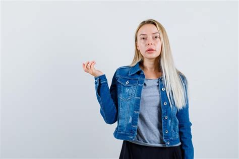 Jeune Femme Blonde Charmante Isolée Photo Gratuite