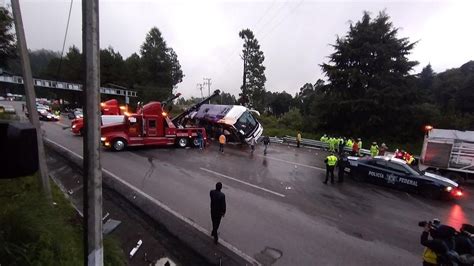 Trece personas mueren en la México Toluca tras volcadura de autobús de