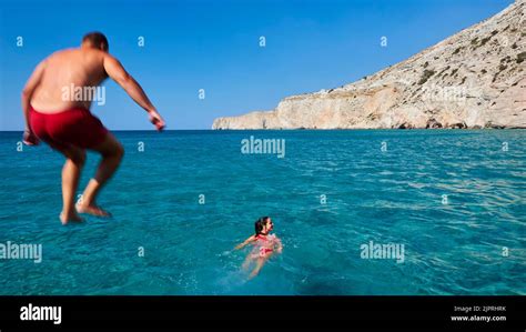 Bootsfahrt Mann Im Roten Badeanzug Springt Vom Boot Ins Meer Frau Im Roten Bikini Schwimmt Vor