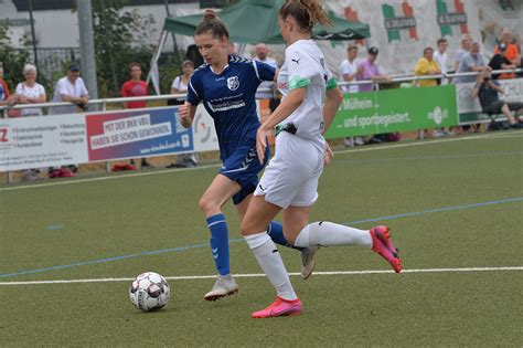 Mintarder Fußballerinnen grüßen von der Tabellenspitze Sieg im