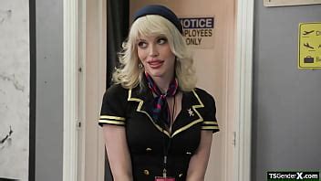 El tapón anal de las tgirls de grandes tetas tiene el detector de