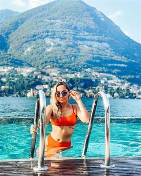 9 Hot Sexy Malia Carter Bikini Pics