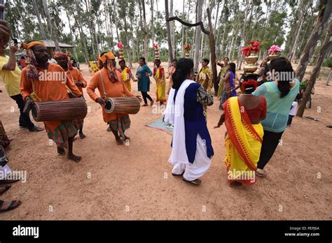 Santhal Dance High Resolution Stock Photography And Images Alamy