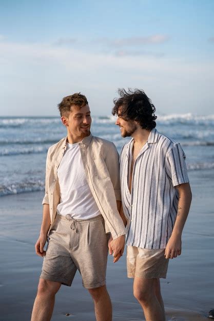Vista Lateral Pareja Gay En La Playa Foto Premium