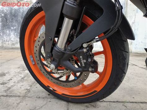 Khas Naked Bike Tulen Begini Rasanya Posisi Berkendara New KTM Duke 250 Gridoto