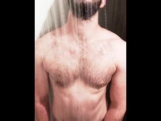 留着胡子的肌肉运动员在健身房淋浴时抽搐并弄湿 Pornhub Gay