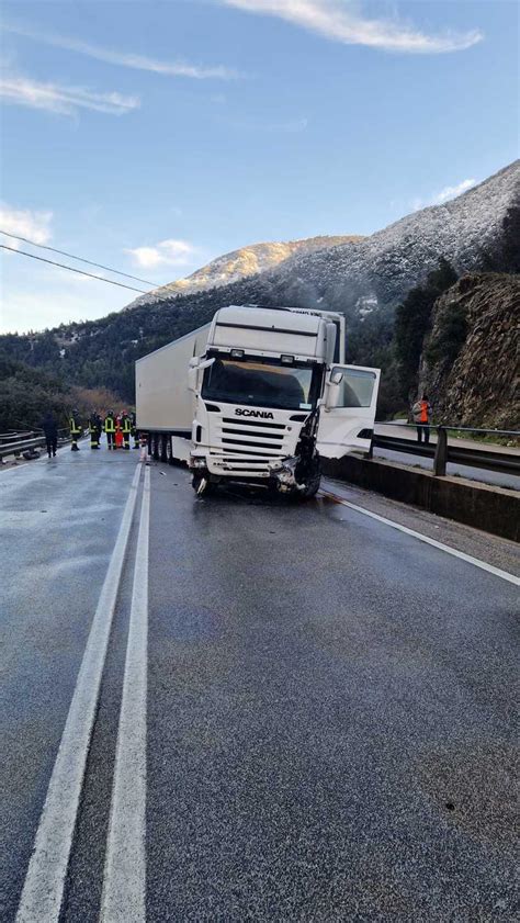 Tir contro guard rail per il ghiaccio 22enne vola giù dal viadotto e muore