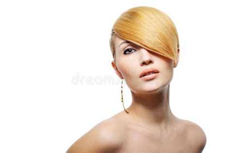 Schöne Blonde Frau Mit Kreativer Frisur Stockbild Bild von haar glanz 8124295