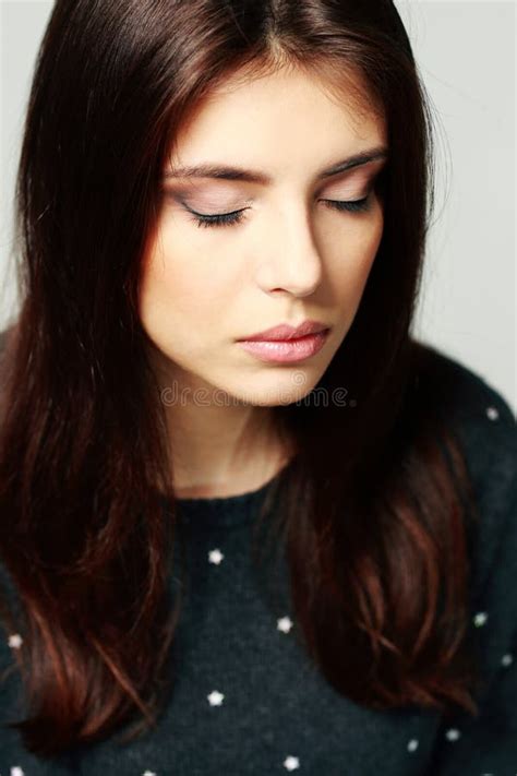 Portret Van Een Jonge Peinzende Vrouw Met Gesloten Ogen Stock Afbeelding Image Of Brunette