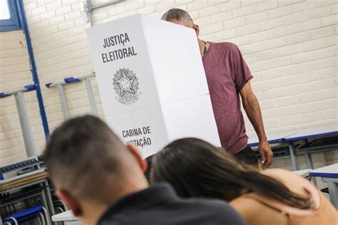 Eleitores vão às urnas para a escolha dos conselheiros tutelares