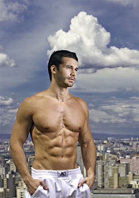 Gui Inácio apresentador do TNT em um ensaio todo Hot Televizona