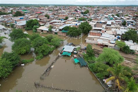 Emergencia por lluvias río Piura se desborda y afecta zona urbana de