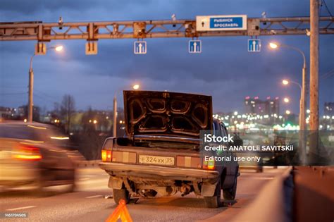Jembatan Mobil Besar Tempat Mobil Melaju Di Malam Hari Foto Stok