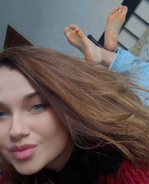 Amateur Soles Kiss Kiss FeetPlaza