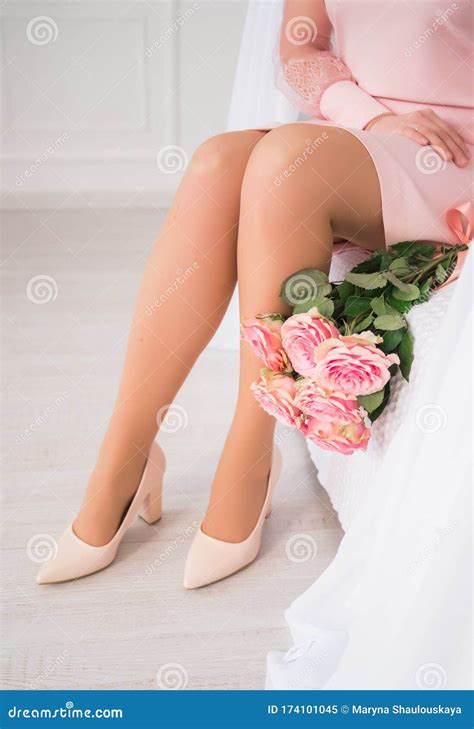 Le Belle Gambe Lunghe Accanto Ai Fiori Di Rosa Scarpe Nude Beige Eleganti Per La Sposa Immagine