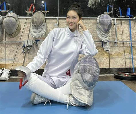 Hot girl đấu kiếm xinh như hoa trên sóng truyền hình mê chạy bộ uống nhiều nước