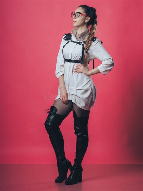 Brunette Chica Sexy Posando En El Fondo Rosado Imagen De Archivo Imagen De Muchacha Rosa
