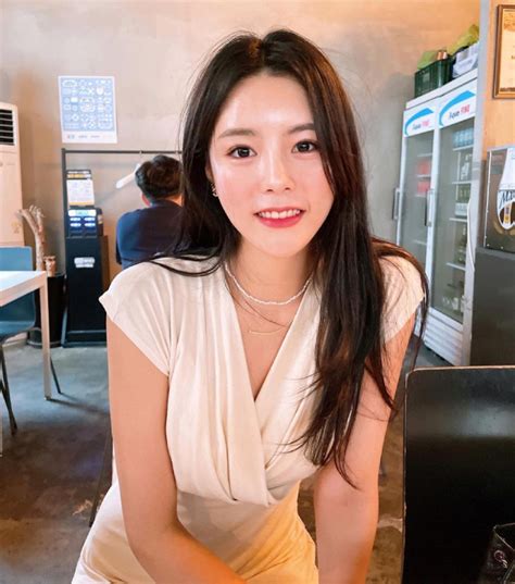 Mỹ nhân bóng chuyền Hàn Quốc diện bikini bé xíu khiến nhiều fan xốn xang