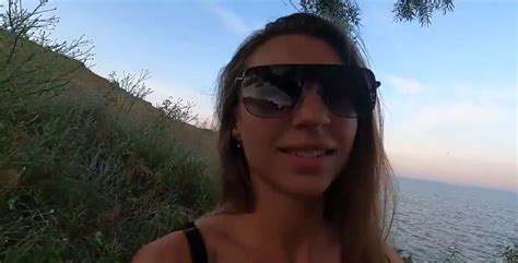 Pareja Amateur Haciendo Senderismo Al Aire Libre Encuentra Un Lugar Para Tener Sexo