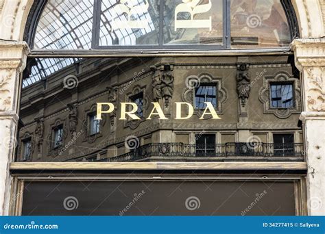 PRADA MILAAN redactionele afbeelding. Image of toebehoren - 34277415
