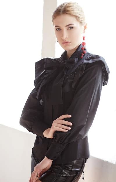 Portrait De Femme Blonde Dans Un Vêtement Noir Photo Gratuite