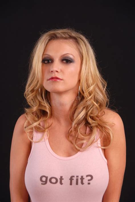 Het Sexy Blonde Stellen En Roze Mouwloos Onderhemd Stock Foto Image Of Tank Stellen 4439244