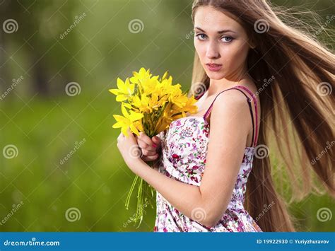 Mooie Blonde Vrouw Met Gele Bloemen Openlucht Stock Foto Image Of Mensen Mooi