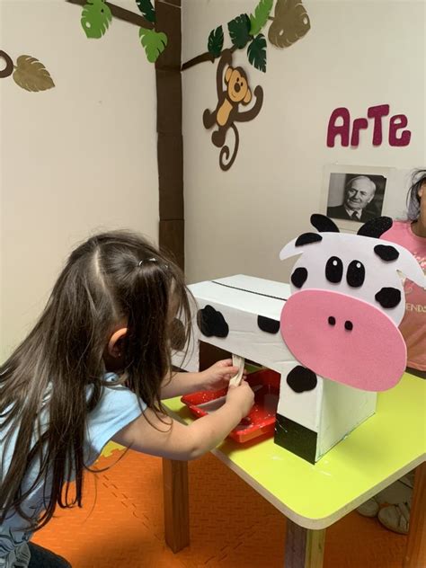 Pin de Khrismendez en Vaca con caja de cartón Actividades navideñas