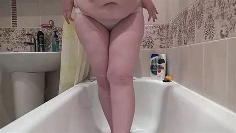 Pisse in weißes Höschen vor der Webcam Mollige MILF mit dickem Hintern und behaarter Muschi