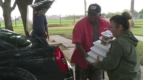 ‘give More Than You Get Retired Chef Feeds Neighborhood For Thanksgiving