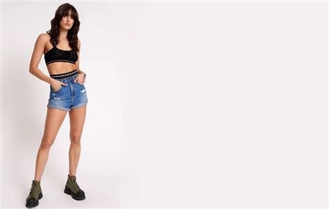 Обои girl shorts brunette top на телефон и рабочий стол раздел девушки разрешение 2000x1140