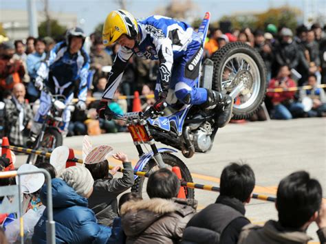 バイクとライダーが空を飛ぶ、トライアル競技のデモンストレーション In 東京モーターサイクルショー2010 Gigazine